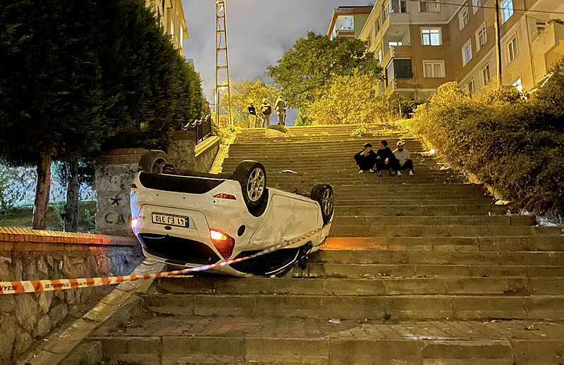 İstanbul Ümraniyede otomobil sürücüsü navigasyonun kurbanı oldu! Merdivenli sokağa dalınca...