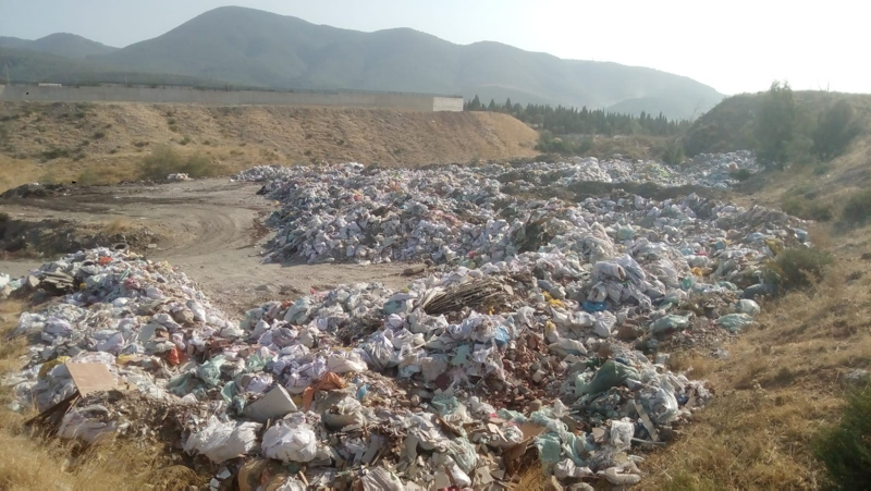 CHPli İzmirde çöp skandalı bitmek bilmiyor! Esnaf isyan etti: Çöp vergisi alıyorlar ama neden toplamıyorlar?