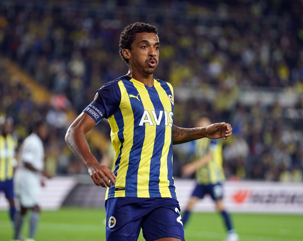 Fenerbahçeli taraftarlar Olympiakos maçında Gustavoyu ıslıkladı