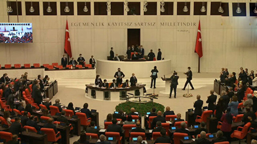 TBMMde büyük saygısızlık! CHP ve HDP Başkan Erdoğan salona geldiğinde ayağa kalkmadı