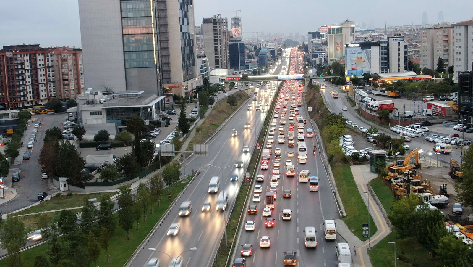 Hafta sonu öncesi İstanbulda trafik yoğunluğu: Yüzde 74e ulaştı