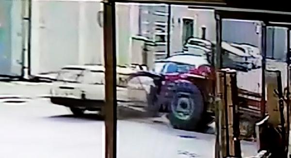 Traktörün arabaya çarptığı feci kaza kamerada
