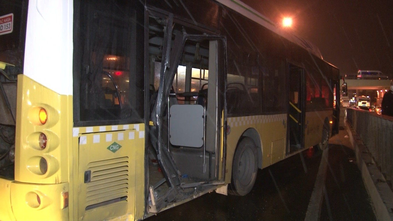 Yine kaza yine İETT! Kontrolünü kaybeden otobüs bariyerlere çarptı: 4 yaralı