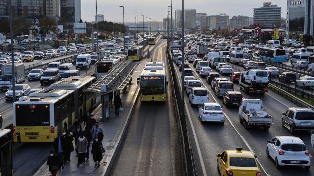 İstanbulda sağanak yağış ve hafta sonu nedeniyle yoğun trafik! İstanbulda trafik yoğunluğu yüzde kaç? İstanbulda trafikte son durum
