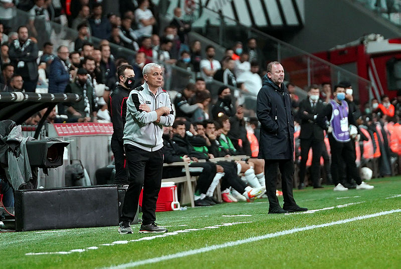 Beşiktaşa Sivasspor maçında büyük şok! Sergen Yalçın kırmızı kart gördü