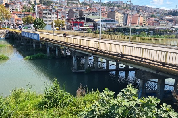 Zonguldakta köprünün üstünden geçen doğal gaz borusu vatandaşları tedirgin etti