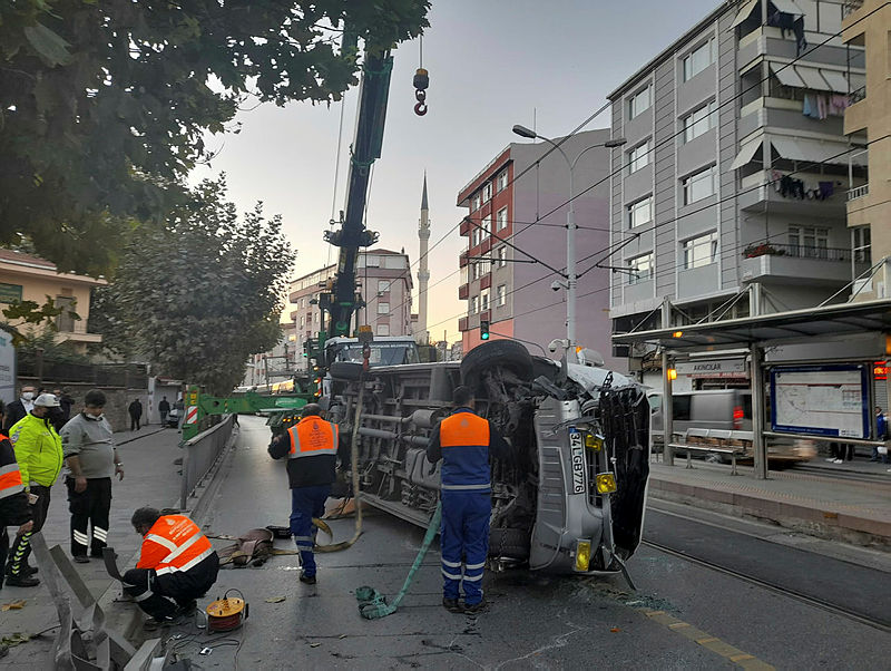 Güngörende korkutan kaza! Servis minibüsü tramvay yoluna devrildi