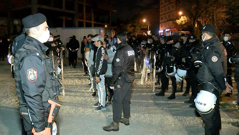 Ataşehirde eş zamanlı operasyon! Kaçak yollarla gelen yabancıları polis tek tek topladı