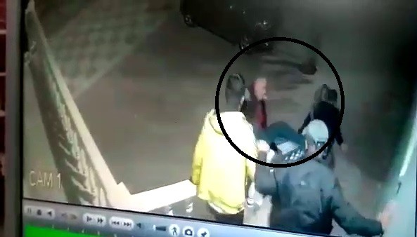 Dövüldükten sonra merdivenden itilerek ölen adamın son anları kamerada