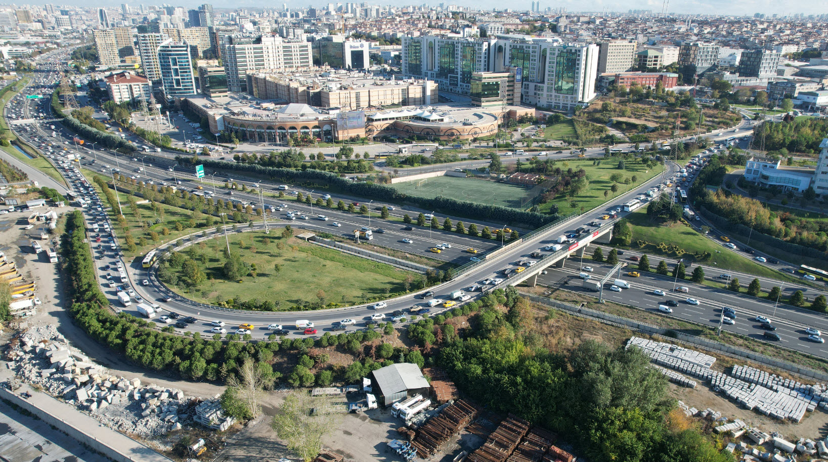 Vatandaş CHPli İBBye isyan etti: Tek yaptıkları metro pankartını asmak! Tamamlanmayan Ataköy İkitelli metro hattı trafiğe neden oluyor!