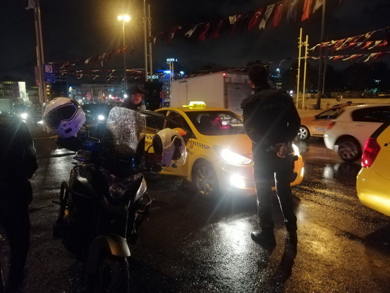 İstanbulda polis alarmda! Araçlar tek tek arandı İstanbulda polis alarmda! Araçlar tek tek arandı