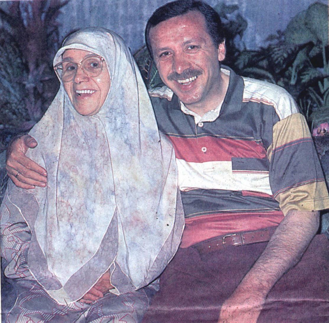 Başkan Erdoğandan annesi Tenzile Erdoğan’ın ölüm yıl dönümde duygulandıran paylaşım