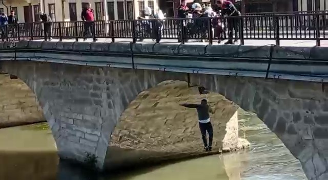 Amasya’da depresyona giren adam köprüden atladı! O anlar kamerada