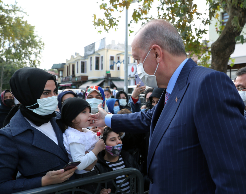 Başkan Erdoğana Eyüpsultanda sevgi gösterisi! Cuma namazı sonrası vatandaşlarla sohbet etti