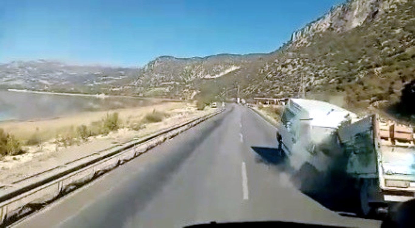 Ispartada korkunç kaza! Minibüs ile kamyonet kafa kafaya çarpıştı: 1 ölü 5 yaralı