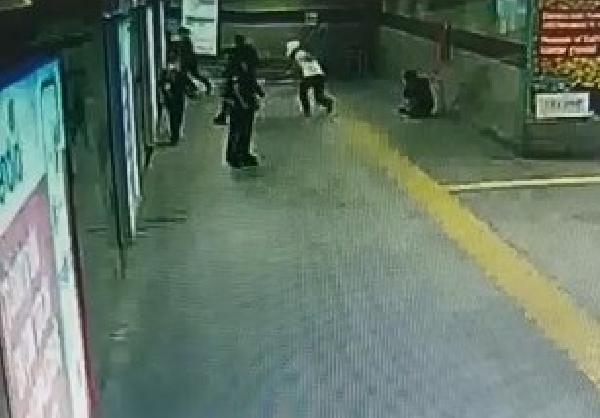 Şişlide metro girişinde 2 kişiyi kurşun yağmuruna tuttu! O anlar kamerada