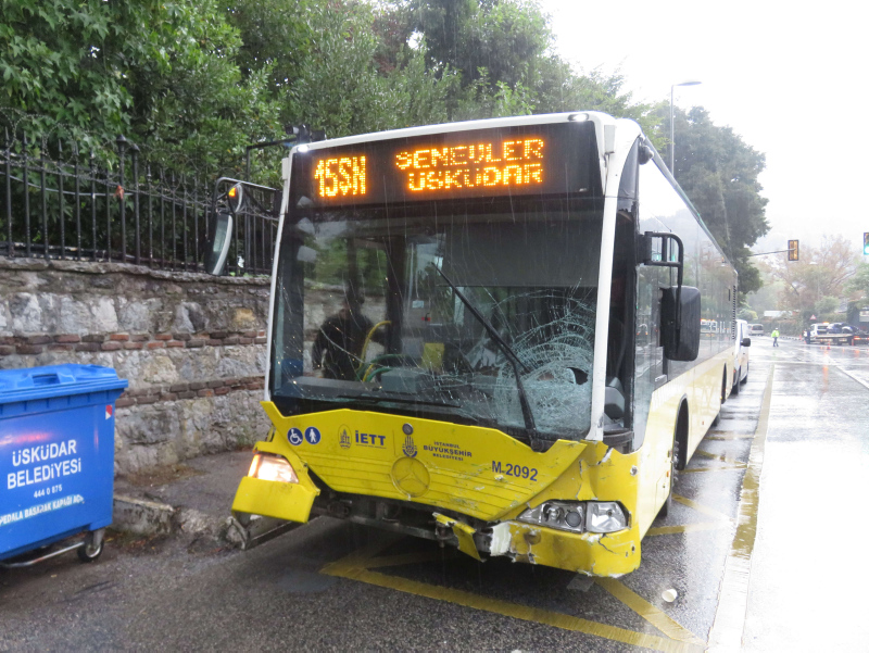 Son dakika: Üsküdarda İETT otobüsüyle otomobil kafa kafaya çarpıştı