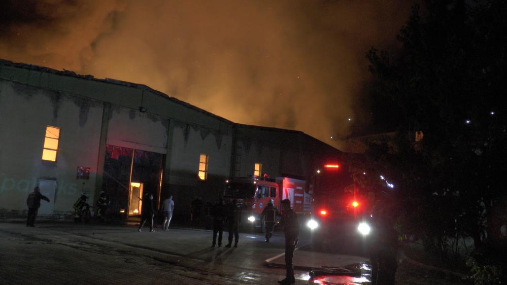 Kağıt fabrikasında büyük yangın! Alevler geceyi aydınlattı