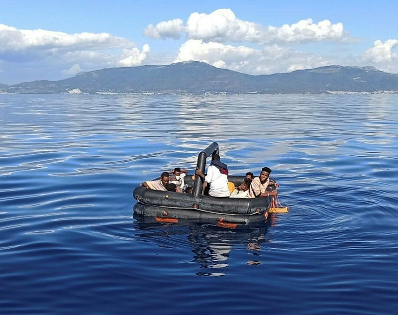 İzmirde Türk kara sularına itilen 67 düzensiz göçmen kurtarıldı