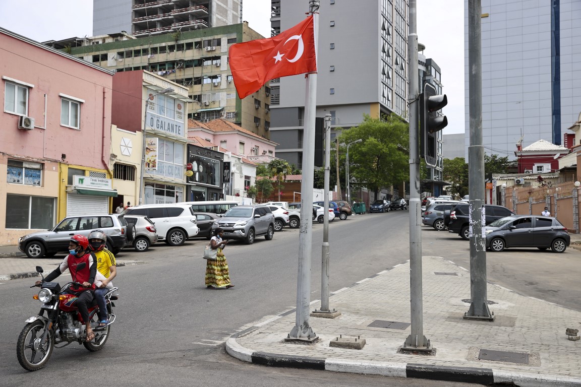 Başkan Erdoğanın ziyareti öncesi Angolanın başkenti Luanda Türk bayraklarıyla donatıldı