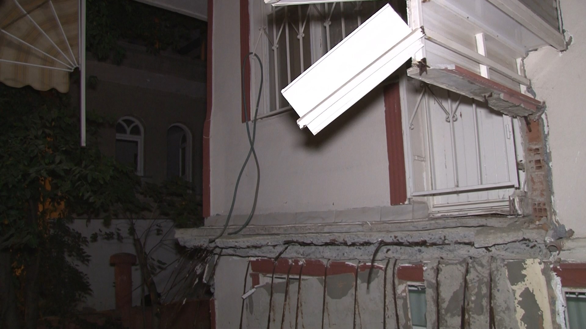 Avcılar’da bir binanın dairesinin balkonu çöktü! Apartman boşaltıldı
