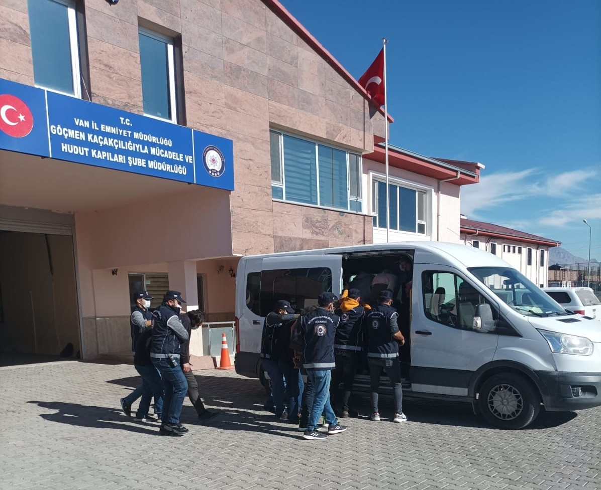 Van’da göçmen kaçakçılığı operasyonu: 8’i yabancı 18 organizatör yakalandı