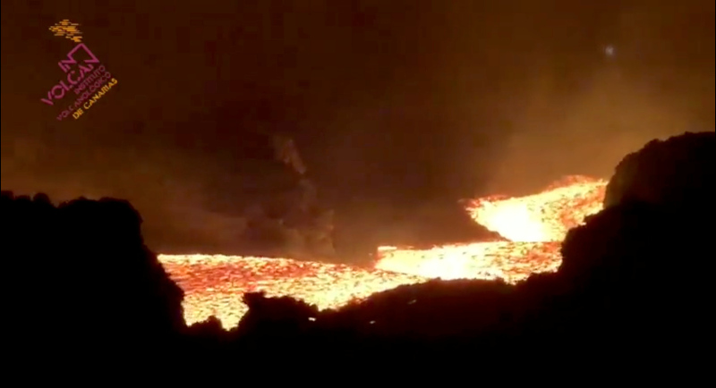 La Palmada yanardağ lavları nehre döndü! 1 ayda 1835 bina kül oldu