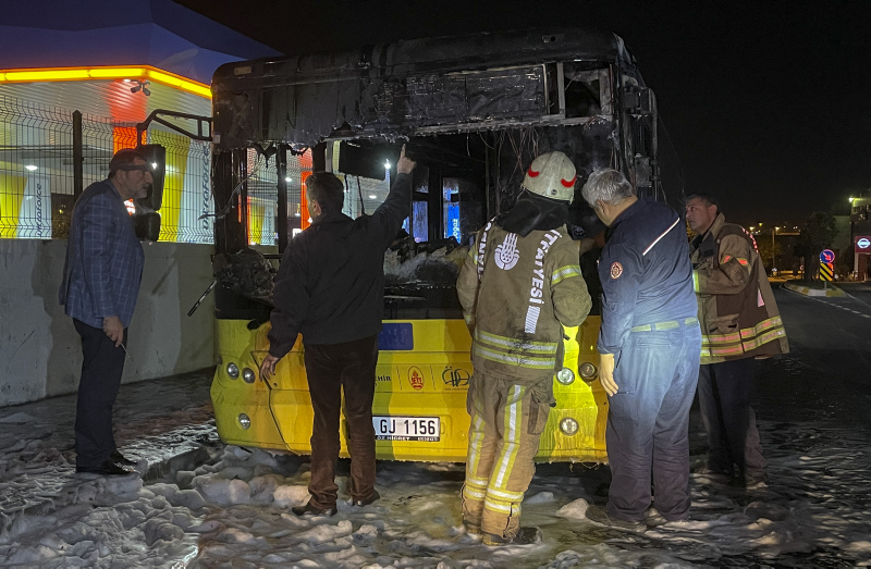 İstanbul’da park halindeki İETT otobüsü yandı