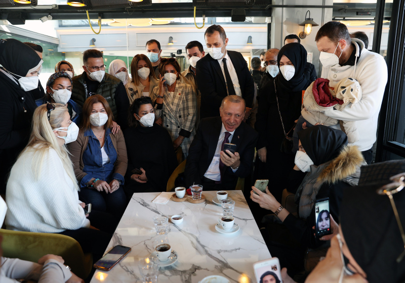 Son dakika: Başkan Erdoğan İstanbulda kafede gençlerle bir araya geldi
