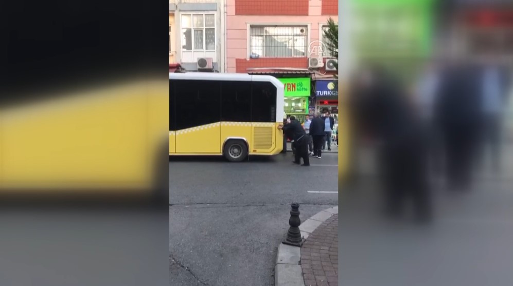 İstanbul Fatihte arızalanan İETT otobüsü vatandaşlar tarafından itildi
