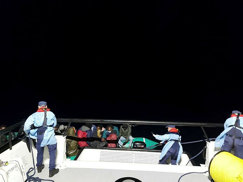 Ege Denizinde ölüme terk edilen 79 düzensiz göçmen kurtarıldı