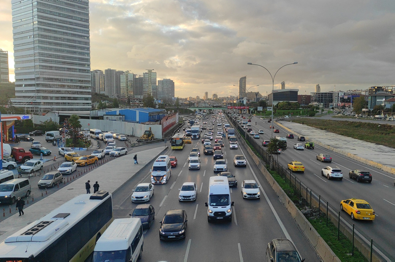 Son dakika: İstanbulda trafik yoğunluğu yaşanıyor