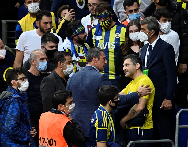 Fenerbahçe-Barcelona maçında taraftarlardan Ali Koça tepki
