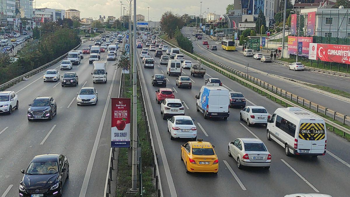 İstanbuldaki trafik çilesine yarım mesai de çare olmadı