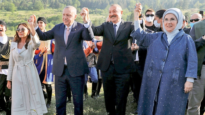 Diyanet İşleri Başkanı Ali Erbaş tarihi Karabağ Zaferinin simgesi Şuşada şehitler için dua etti! Bir zamanlar Paşinyan dans etmişti