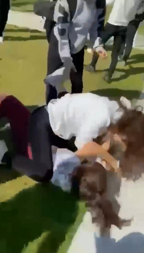 Antalya’da liseli kızların saç saça baş başa kavgası kamerada