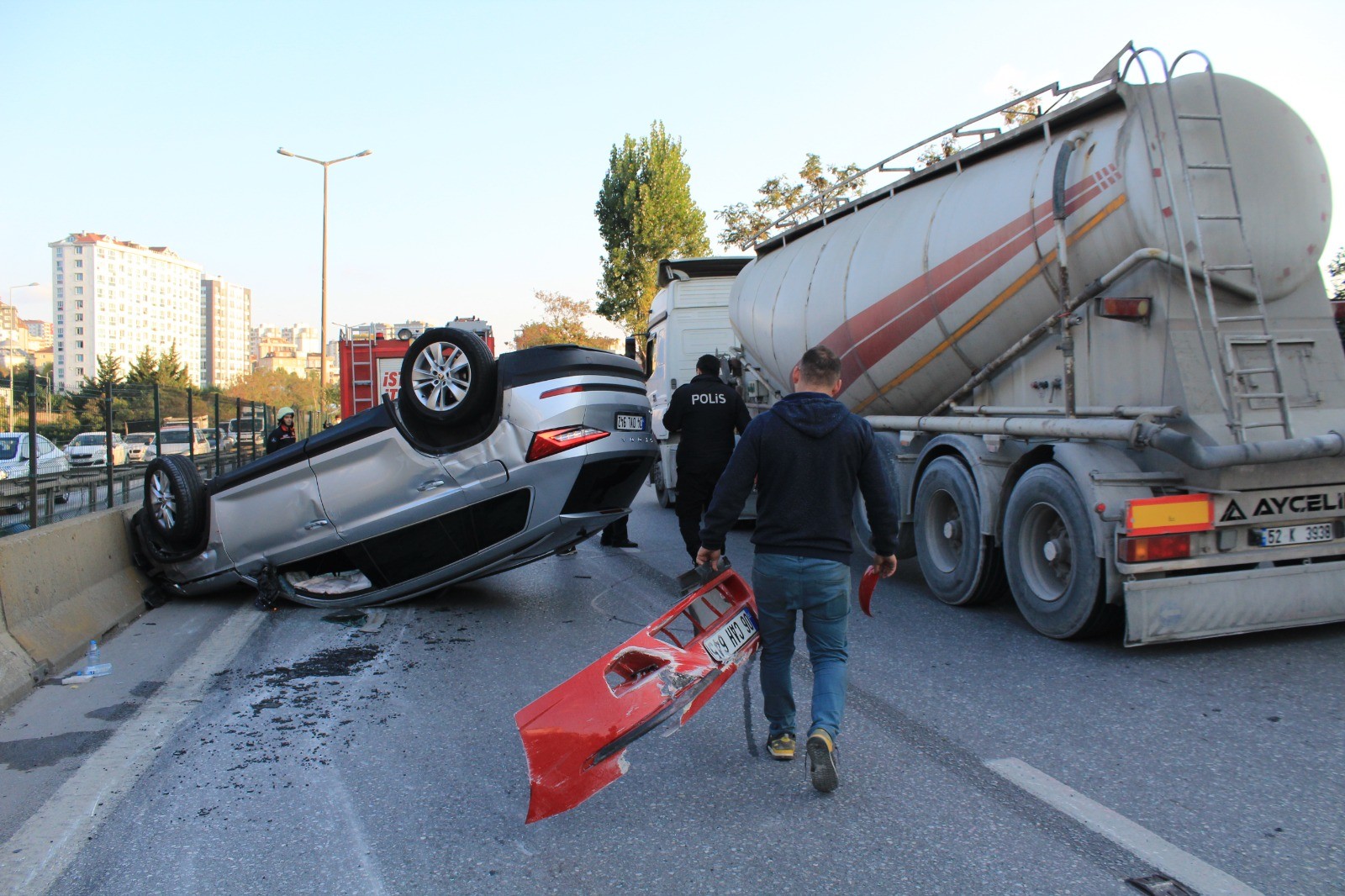 SON DAKİKA | İstanbul Kartalda feci kaza! 2 araç takla attı