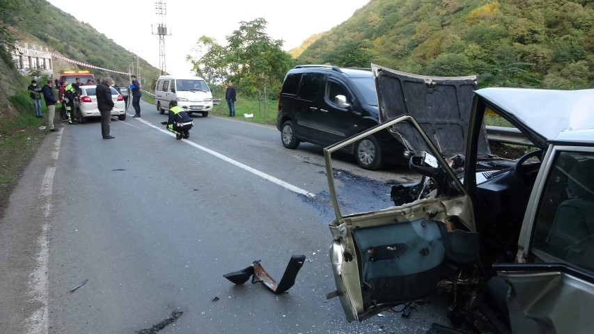 SON DAKİKA | İki araç kafa kafaya çarpıştı! Trabzonda feci kaza