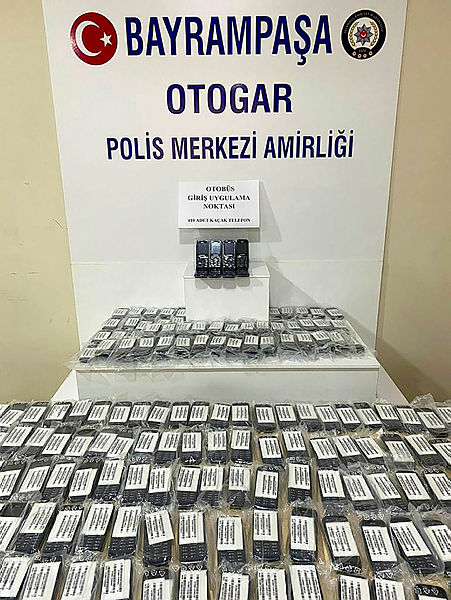Son dakika: İstanbuldaki otogarda kaçak 410 cep telefonu ele geçirildi