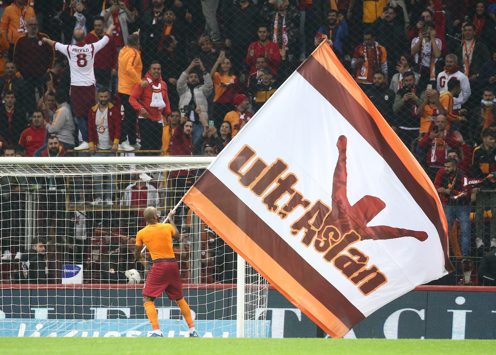 Bayrağı kaptı Galatasaray tribünlerine koştu! Gaziantep maçı sonrası Marcao taraftarlara 3lü çektirdi