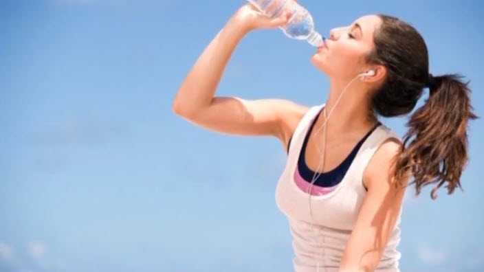 Su içerek zayıflamak mümkün mü? Günde kaç bardak su içmeli? Uzman isim uyardı: 8 bardağın altında içiyorsanız...