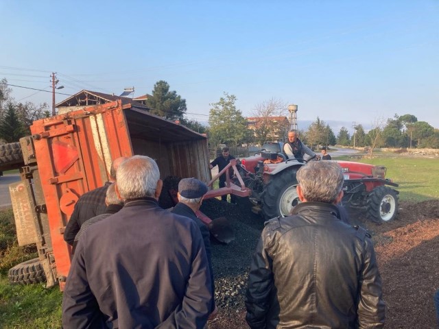 Traktörün devrilen römorku çöp konteynerlerine çarptı