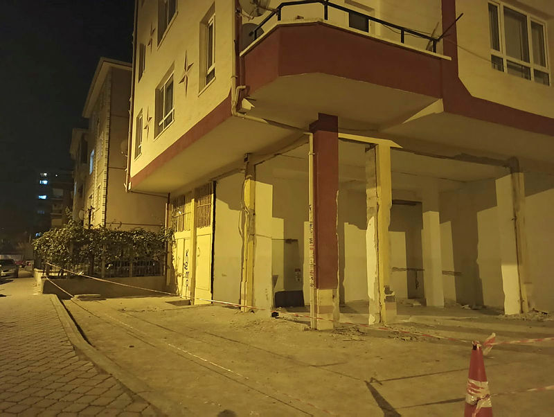 Ankarada korku dolu gece! Bir apartman acilen tahliye edildi