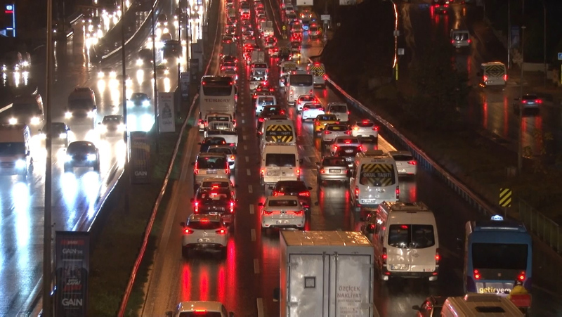 İstanbullular sabaha yoğun trafikle başladı! Yüzde 70i geçti
