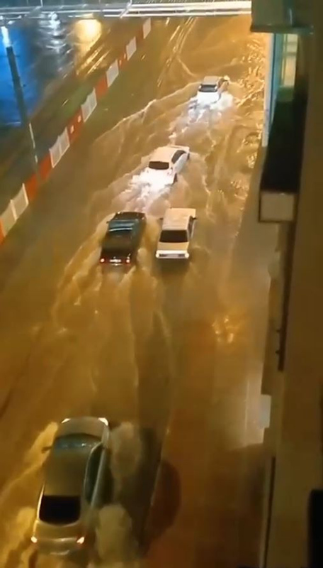 Meteorolojinin ‘sarı kodla uyardığı Antalyada sağanak yağış! Yollar göle döndü
