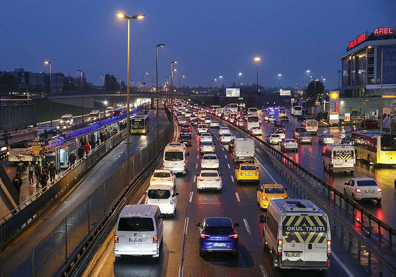 İstanbulda trafik kabusu! Vatandaşlar yolda kaldı! Yüzde 60