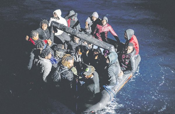 Yunanistandan insanlık dışı uygulama! Denizin ortasında yaşam savaşı