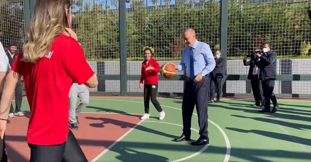 Son dakika: Başkan Erdoğan Ümraniye Millet Bahçesinde gençlerle basketbol oynadı