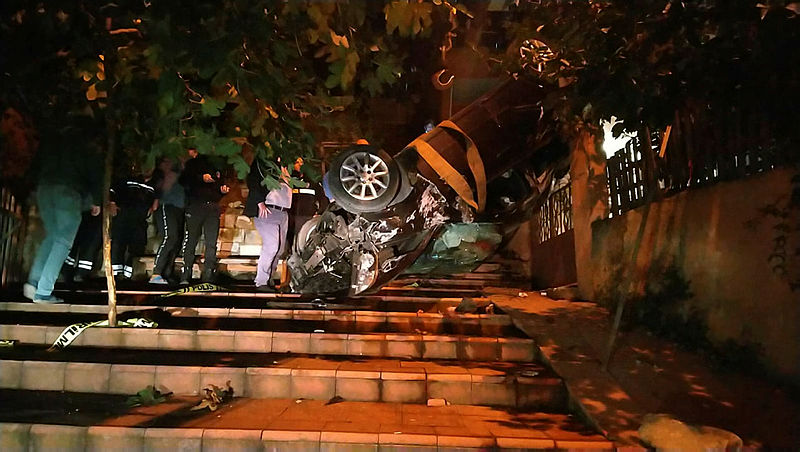 Kocaeli’de korkunç kaza: Fren yerine gaza bastı! Otomobiliyle merdivenlerden yuvarlandı