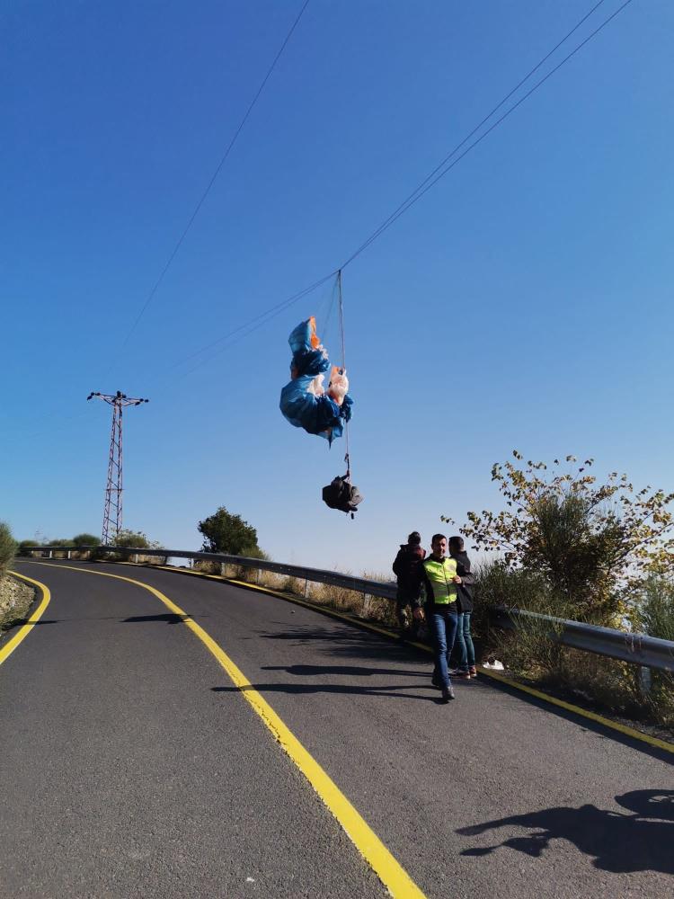 Tekirdağ’da yamaç paraşütü yaparken elektrik tellerine takıldı